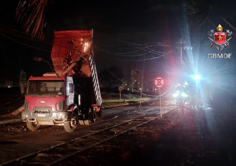 Caminhão derruba poste após acionamento acidental da caçamba em Taguatinga