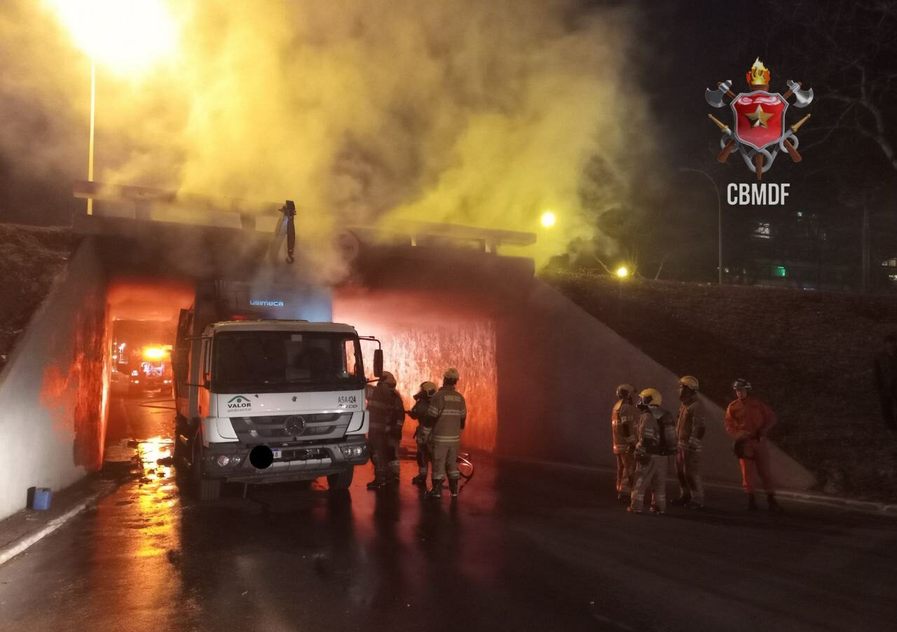 Caminhão de lixo pega fogo embaixo de viaduto na Asa Sul