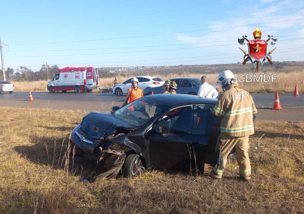 Cinco pessoas são socorridas após colisão de veículos na BR-020 em Sobradinho