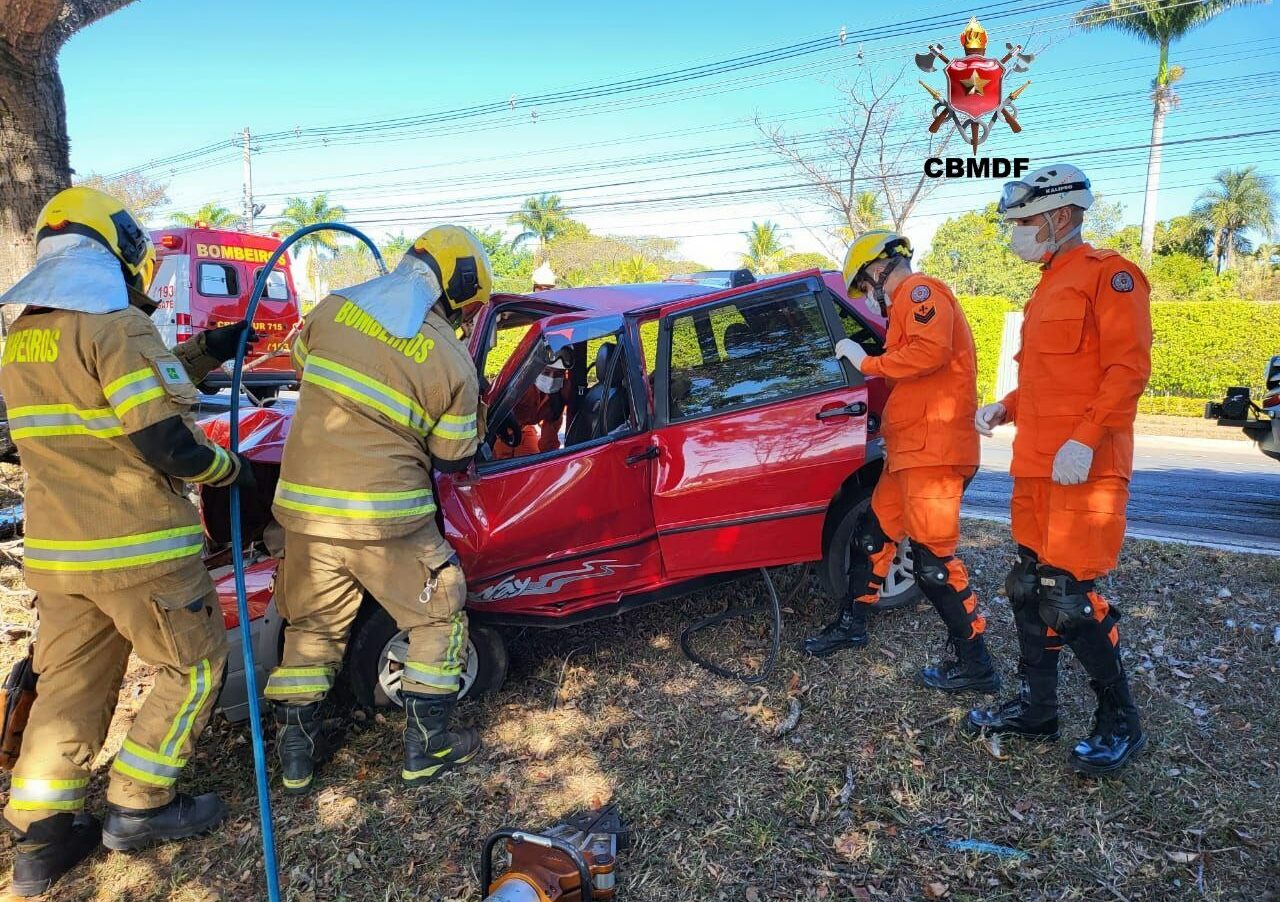 Motorista colide carro em árvore e fica preso às ferragens na QI 03 do Lago Sul