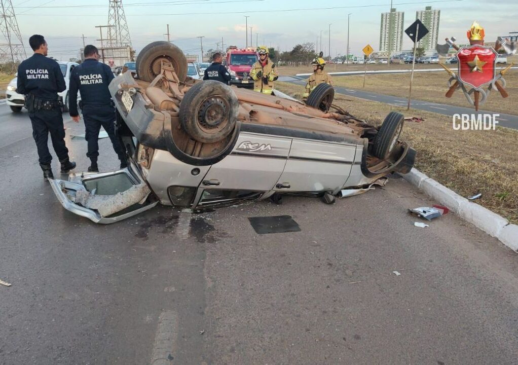 Motorista fica ferido após capotamento de veículo em Samambaia