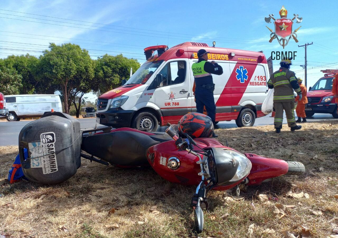 Motociclista colide com poste e é transportado em estado grave para hospital