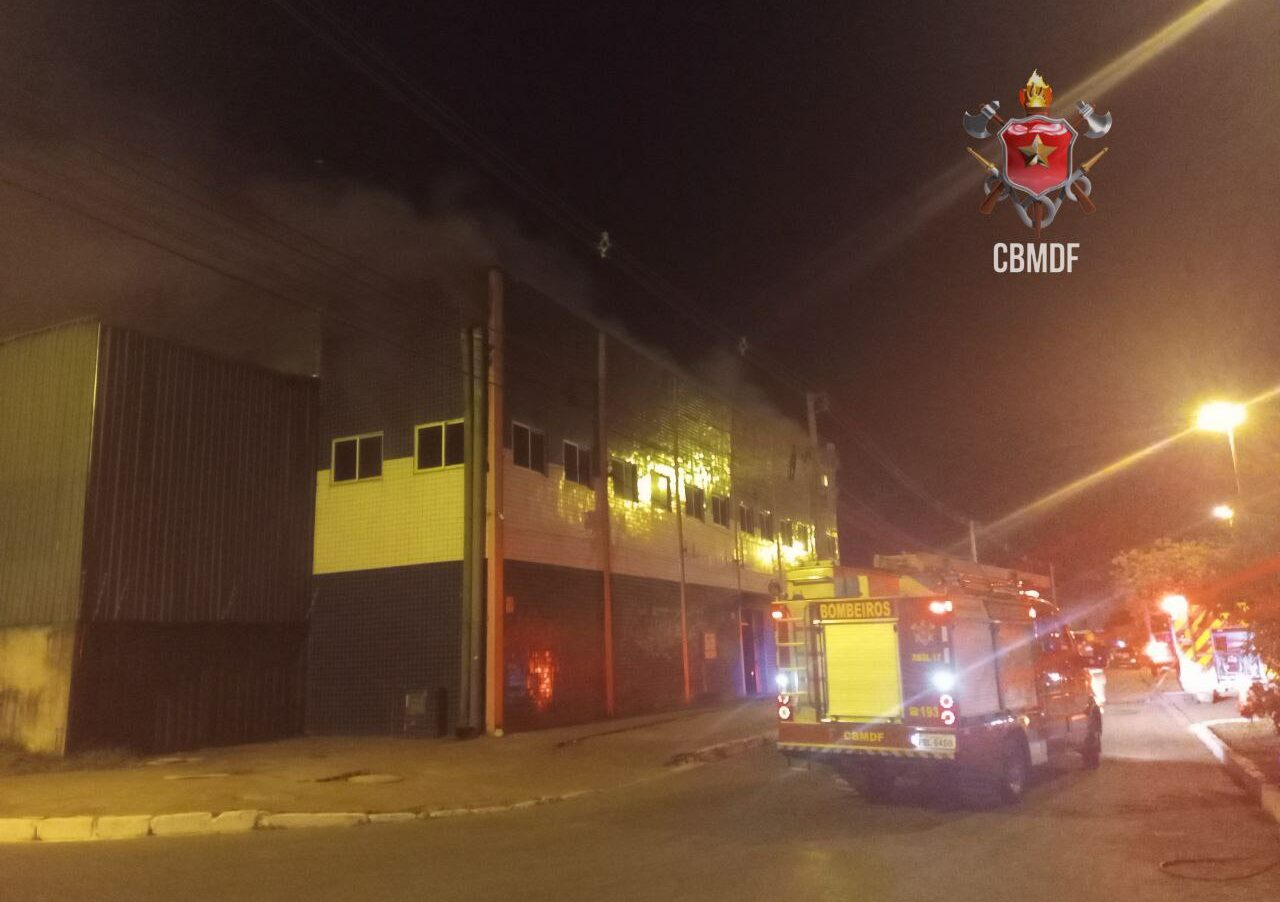 Galpão pega fogo na cidade Estrutural e provoca danos