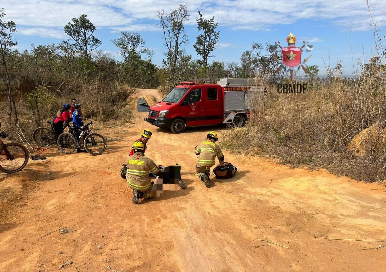 Ciclista sofre queda em trilha e é transportado para o hospital com suspeita de fratura no fêmur