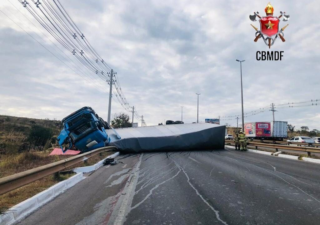 Capotamento de carreta e colisão entre carro e moto interrompe o trânsito na DF-459