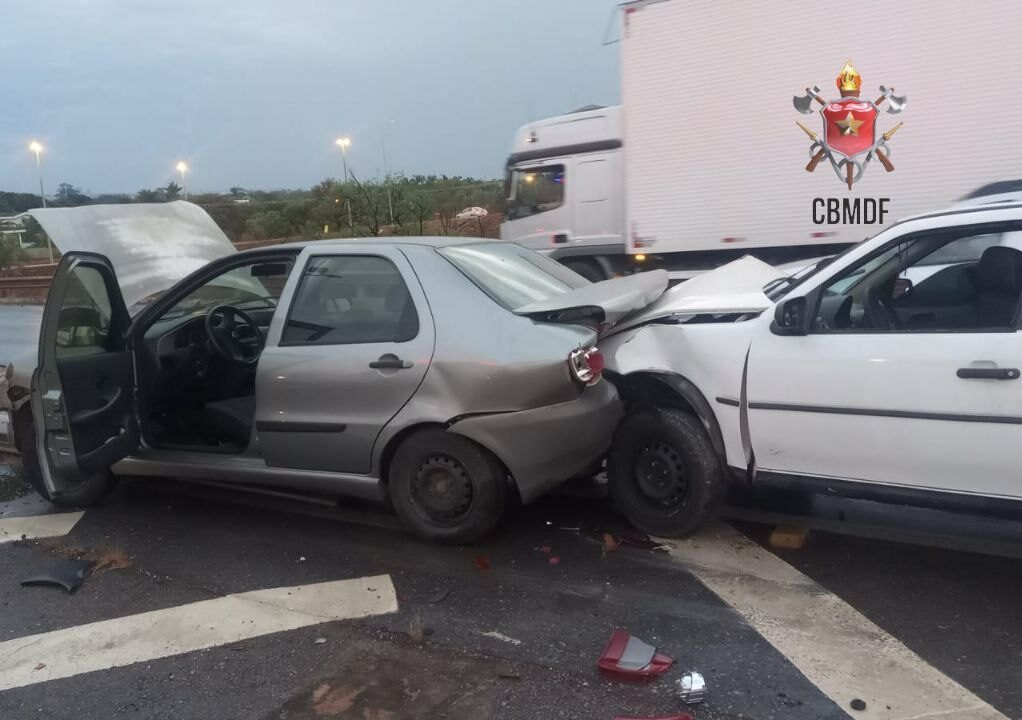 Colisão envolvendo duas motocicletas e três veículos deixa duas pessoas feridas