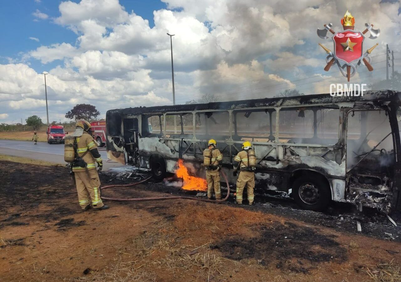 Ônibus de projeto social esportivo pega fogo na BR 020 próximo ao viaduto de Planaltina-DF