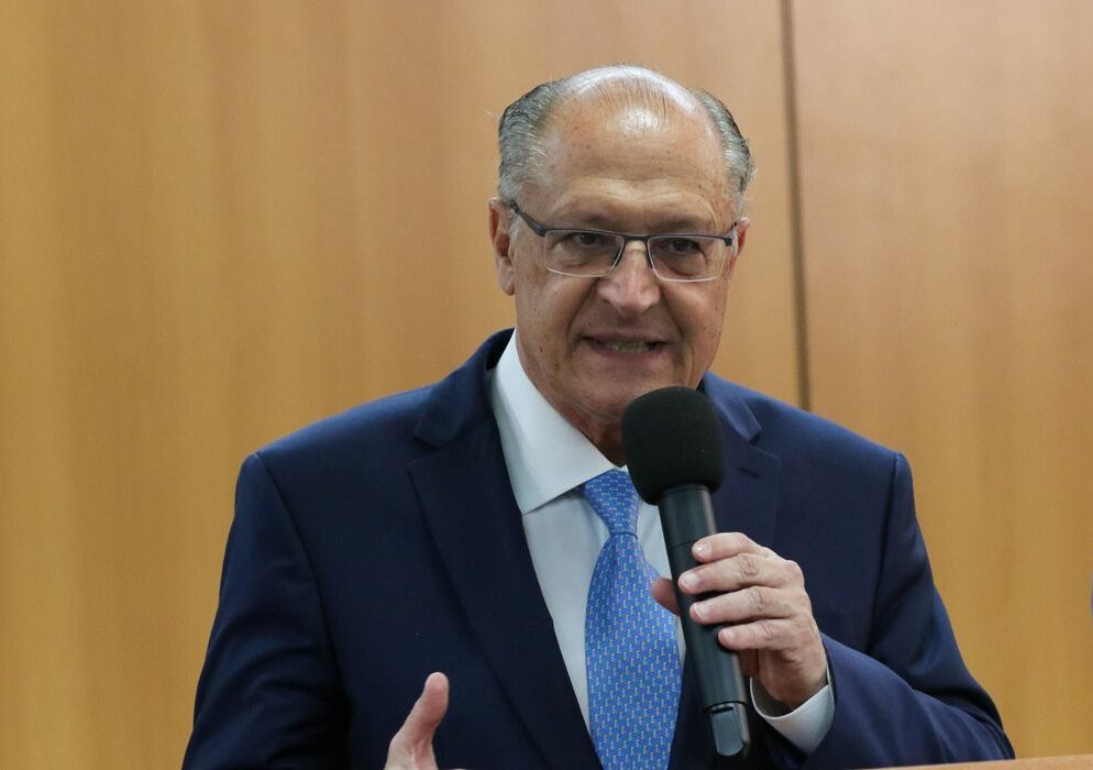 Alckmin diz que Lula cumpre rigorosamente promessa de campanha