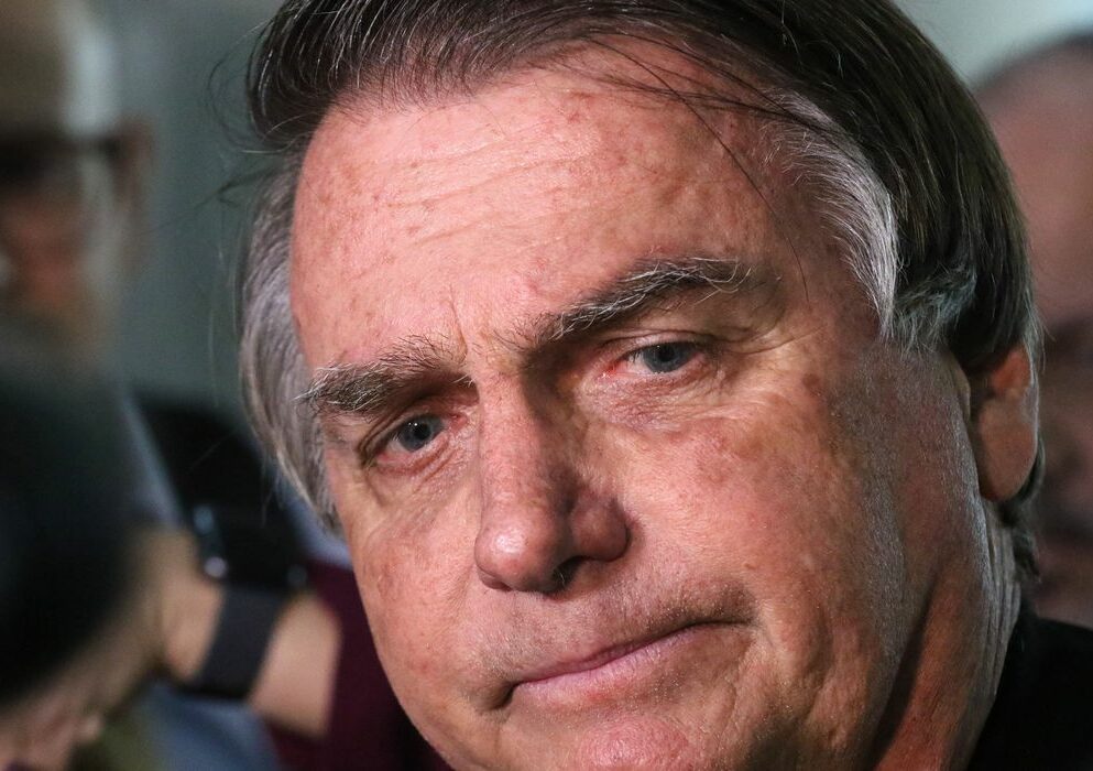 Investigação cita US$ 25 mil em dinheiro que seriam para Bolsonaro