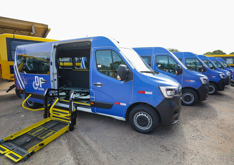 DF recebe 40 ônibus escolares e 11 vans para pessoas com deficiência