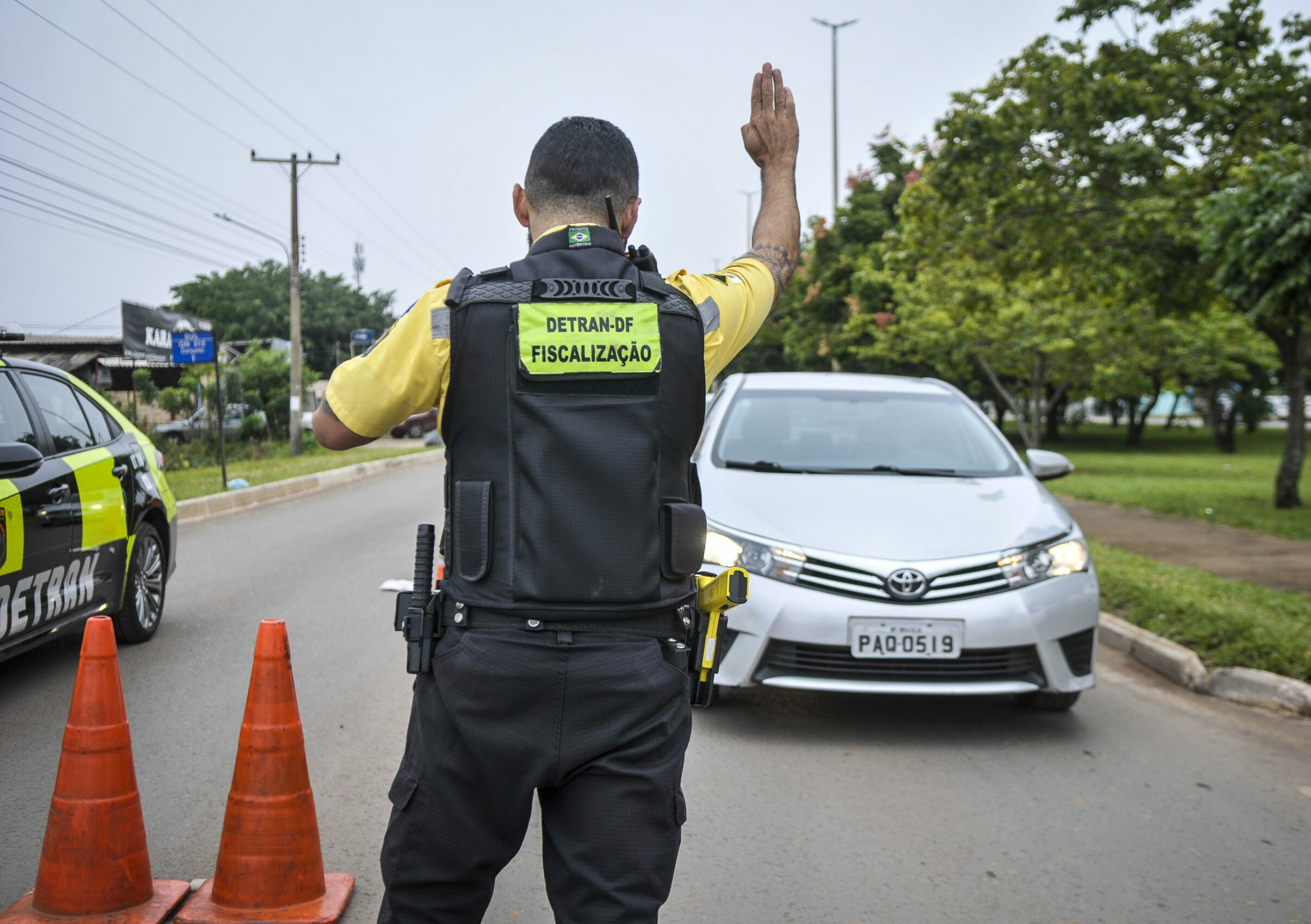 Prazo para licenciar veículos com placas final 1 e 2 termina no sábado (30)