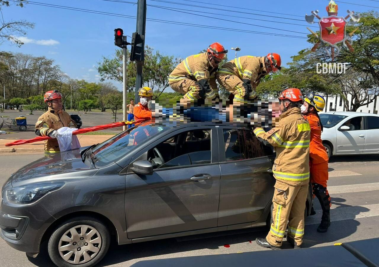 Motociclista é socorrido em cima do teto de carro após colisão na L 4 Sul