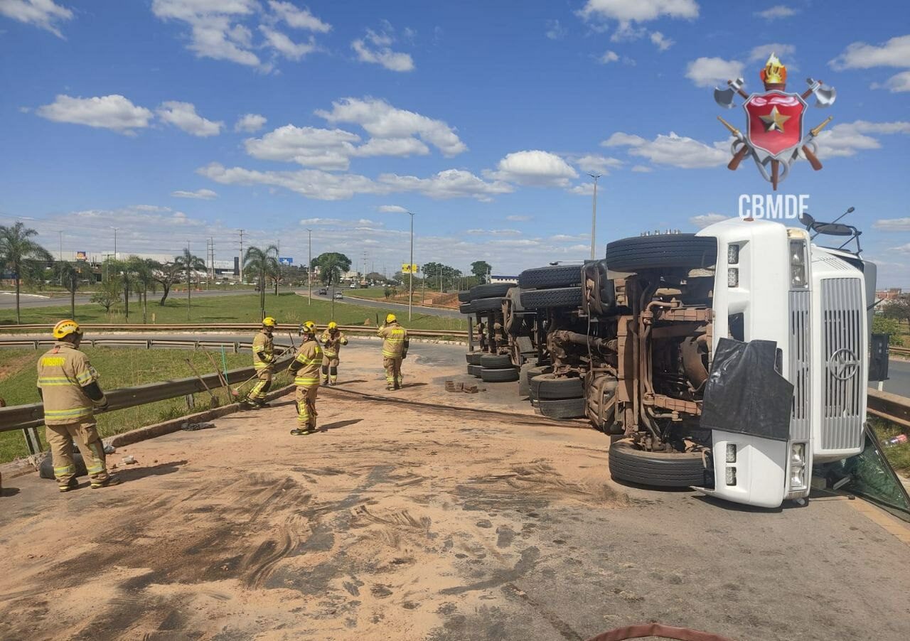 Carreta tomba e carga cai na via causado impacto no trânsito em Taguatinga Sul