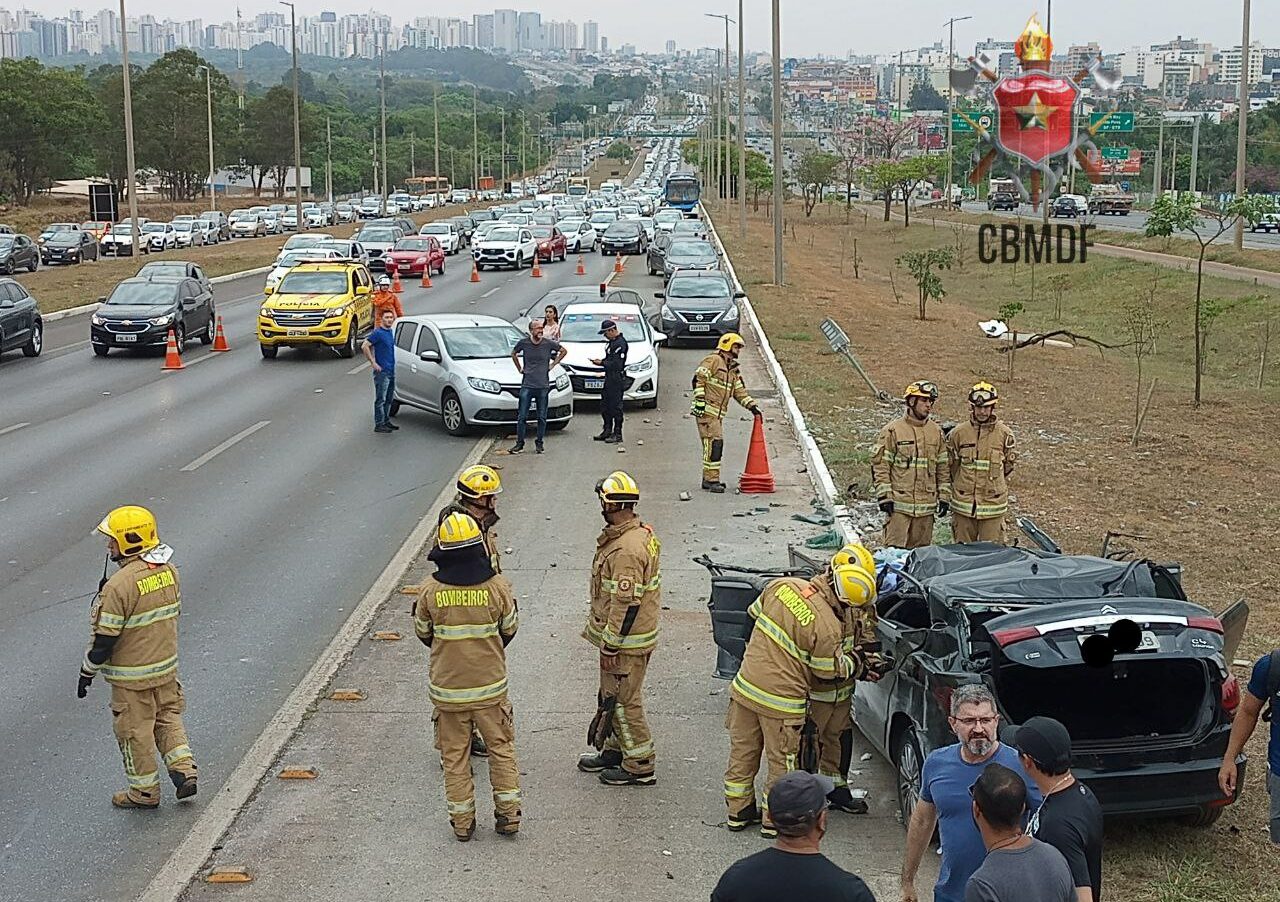 Mulher fica em estado grave após colisão entre veículos na EPTG