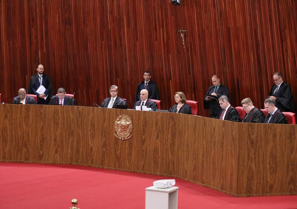 TSE suspende julgamento de Bolsonaro por abuso de poder nas eleições