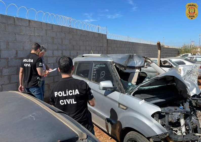 Polícia cumpre mandado de busca em empresa que guarda veículos apreendidos pela PRF