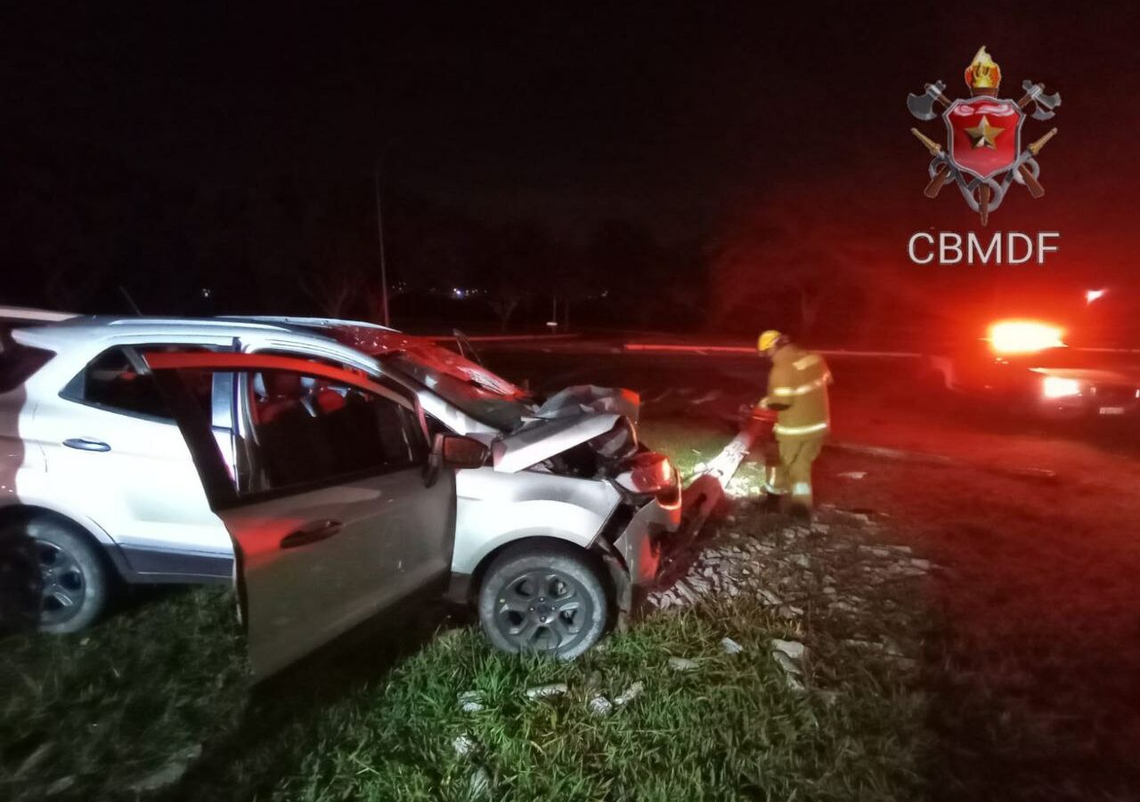 Veículo colide com poste na EPGU e deixa criança ferida