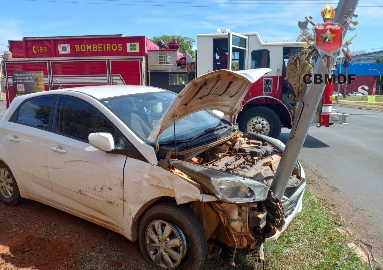 Colisão entre veículos atinge semáforo e provoca transtorno ao trânsito na W3 Norte