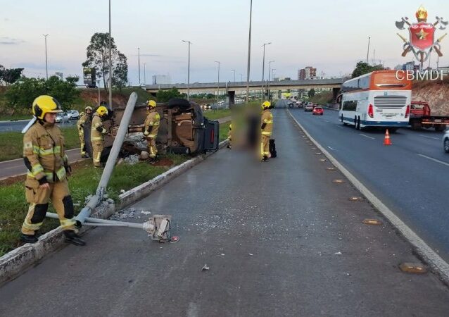 Carro colide em poste na EPTG e duas pessoas ficam em estado grave