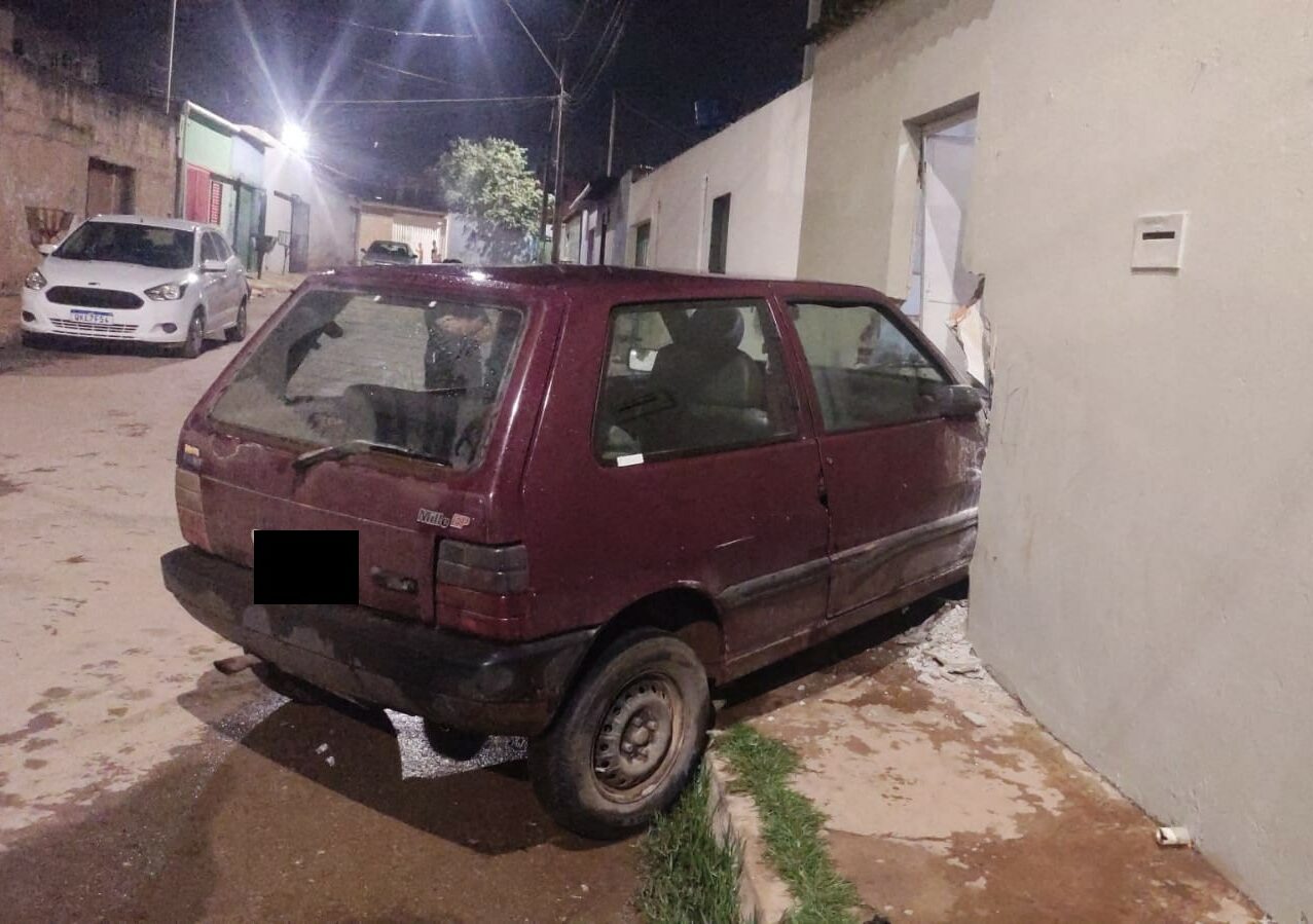 Carro furtado é recuperado com adolescente de 14 anos