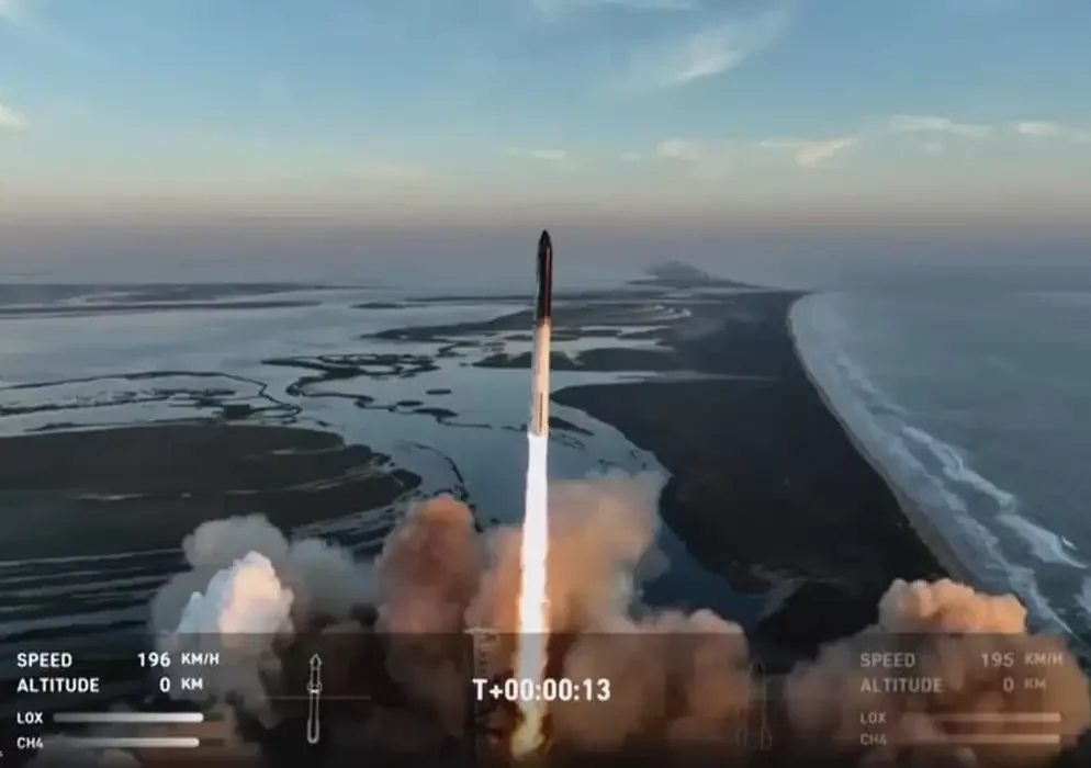 SpaceX lança foguete, mas propulsor explode após separar da Starship