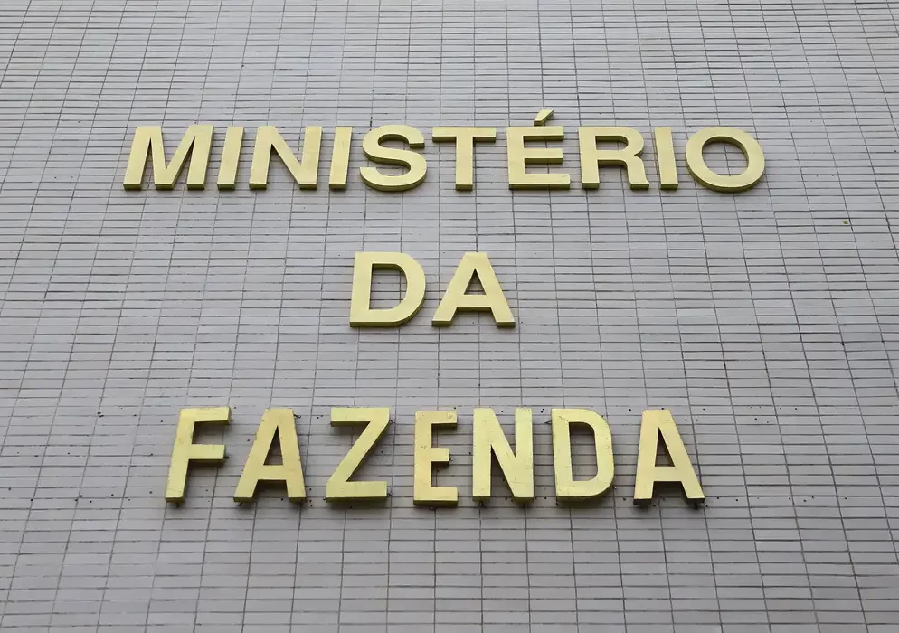 Fazenda reduz previsão oficial de crescimento do PIB para 3%