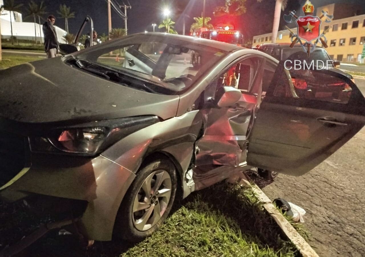 Motorista fica preso às ferragens após colisão na L3 Norte