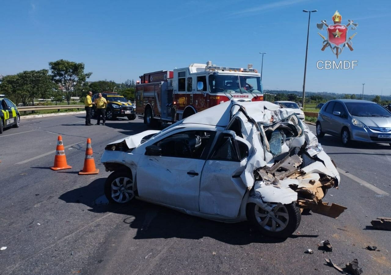 Caminhão colide e destrói dois carros de passeio na Epia Sul