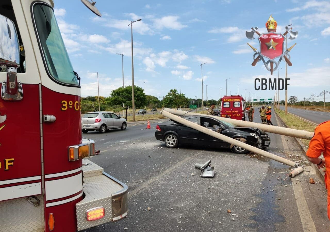 Motorista perde controle do veículo e colide em poste na EPTG