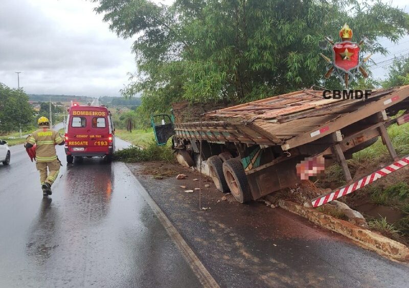 Motorista perde o controle de um caminhão e sai da pista na BR 020