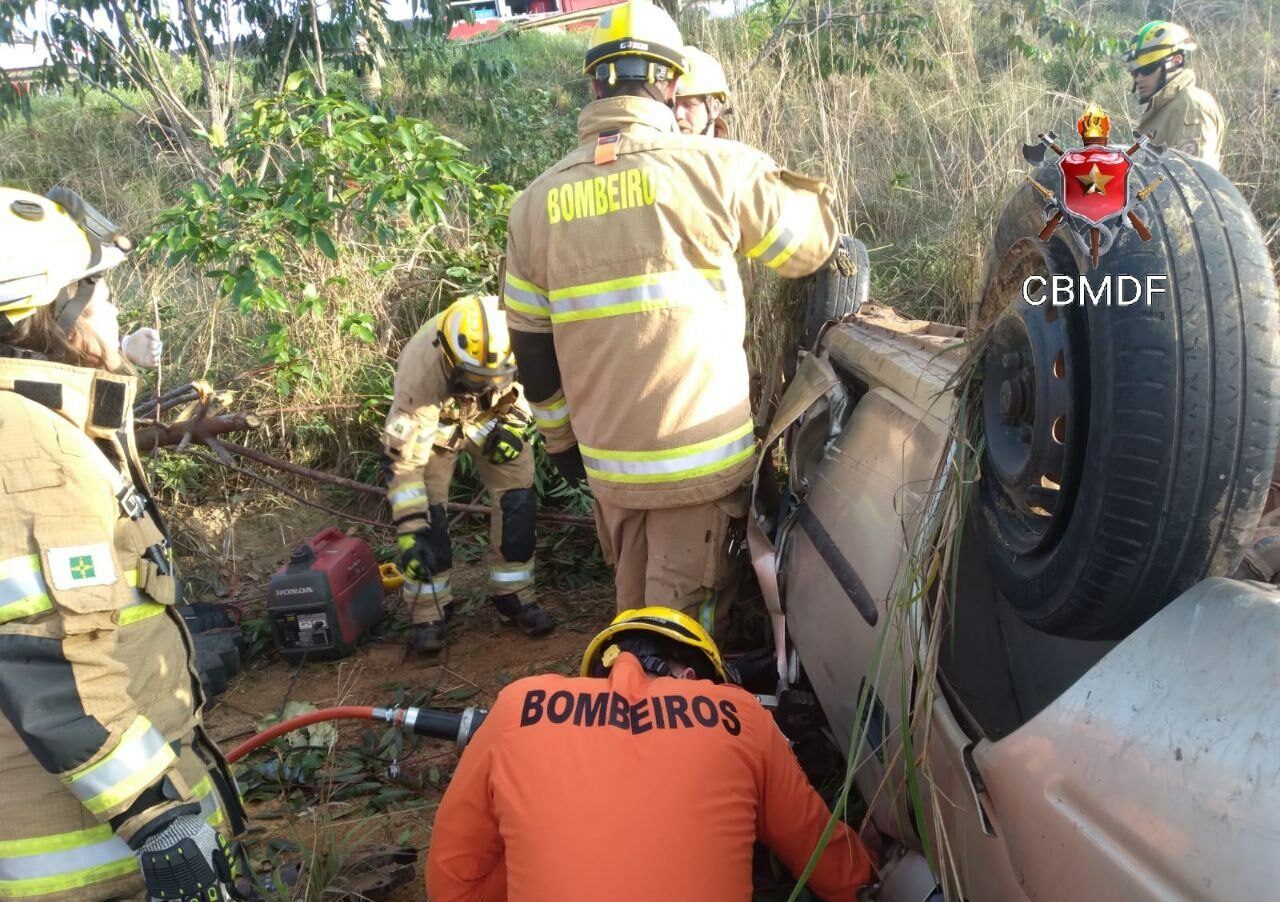 Dois veículos capotam às margens da BR 070 e uma pessoa morreu no local