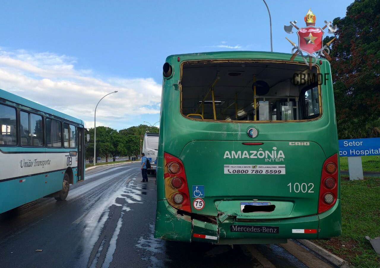 Cinco pessoas ficam feridas após colisão entre três ônibus na Asa Norte