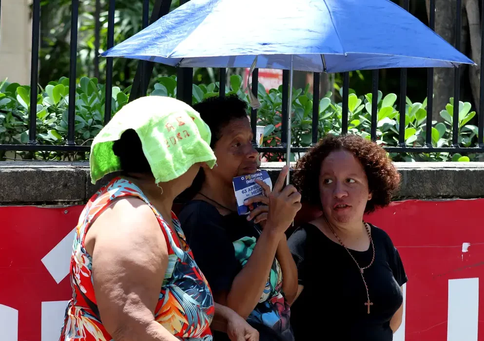 Ausência de nuvens fortalece onda de calor; entenda