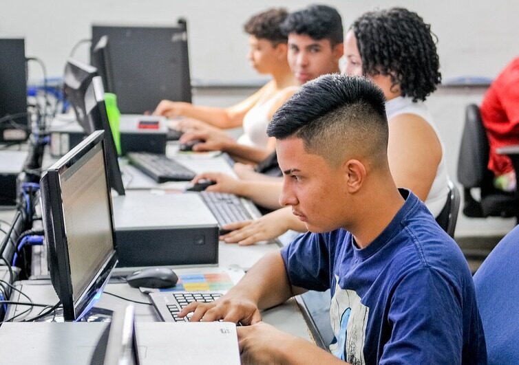 Área de tecnologia tem vagas de emprego com salário de R$ 8,8 mil