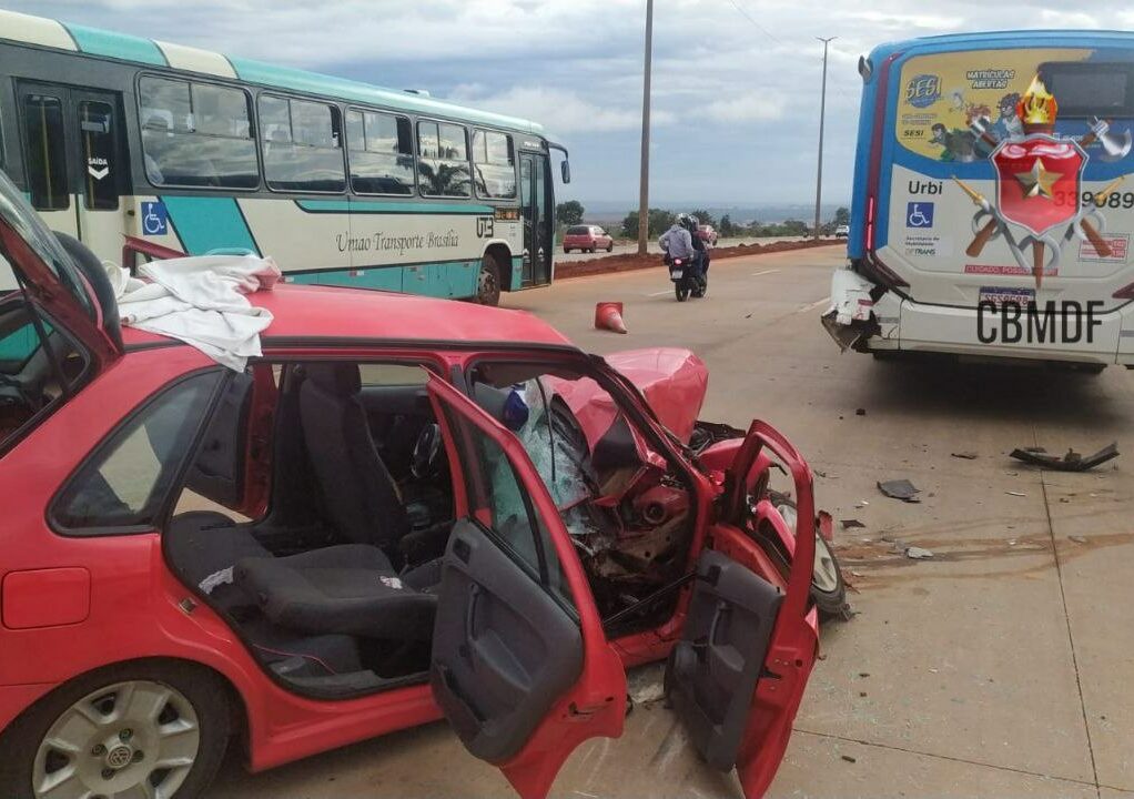 Uma pessoa fica ferida após carro colidir na traseira de ônibus em Taguatinga