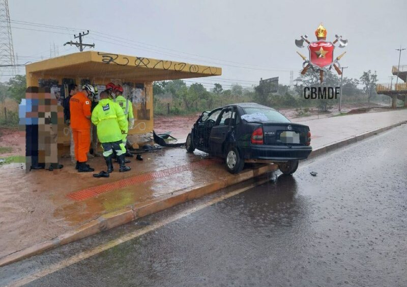 Carro colide contra parada de ônibus e deixa uma vítima fatal na BR 040 sentido Valparaiso