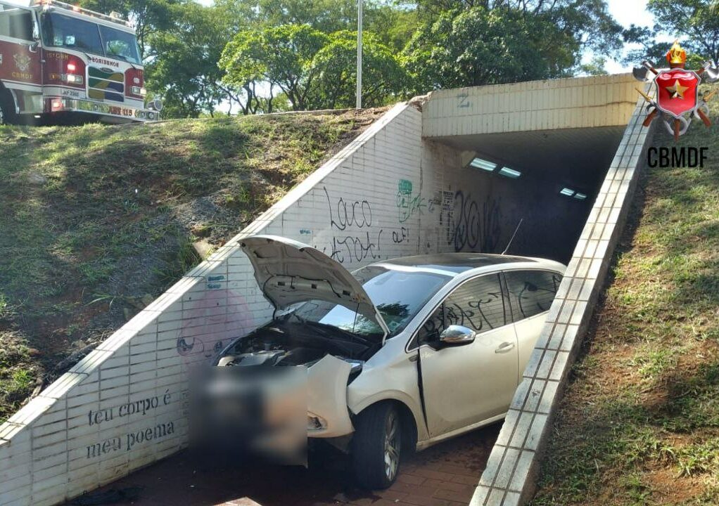 Carro cai na passarela subterrânea do eixão