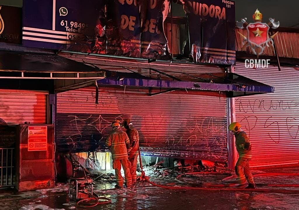 Distribuidora de bebidas pega fogo no Pistão Sul em Taguatinga