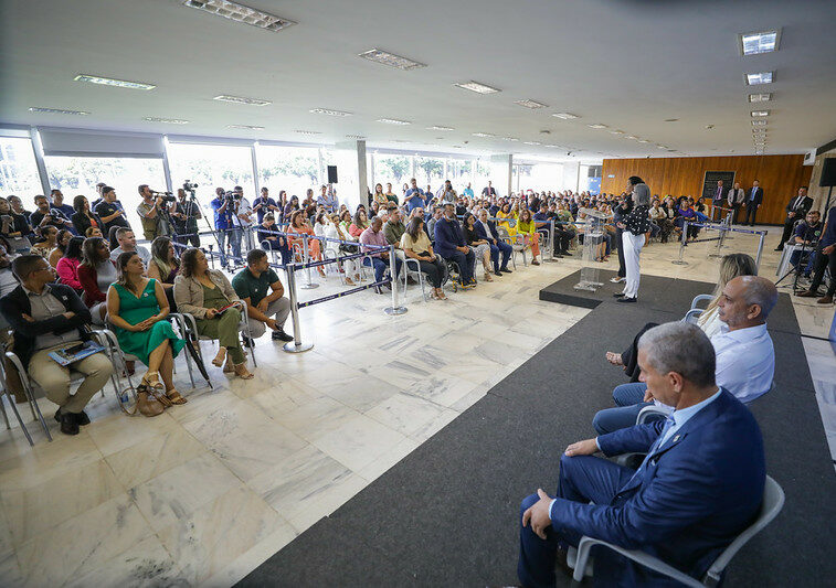 Diretores das escolas da rede pública de ensino do DF tomam posse