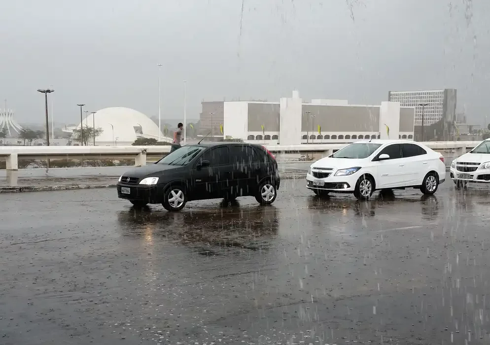 Meteorologia alerta para chuvas intensas em Brasília e em 12 estados