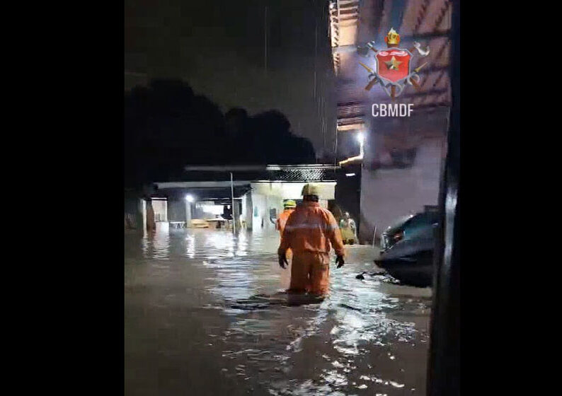 Chuva forte causa alagamento na Vila Cauhy no Núcleo Bandeirante