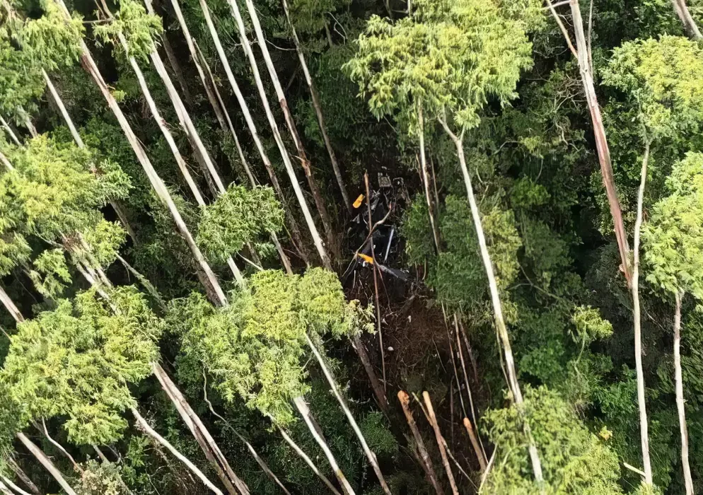 Vítimas de queda de helicóptero são retiradas de local do acidente