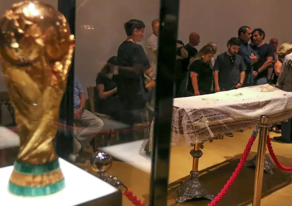 Familiares e fãs prestam homenagens a Zagallo em velório na CBF