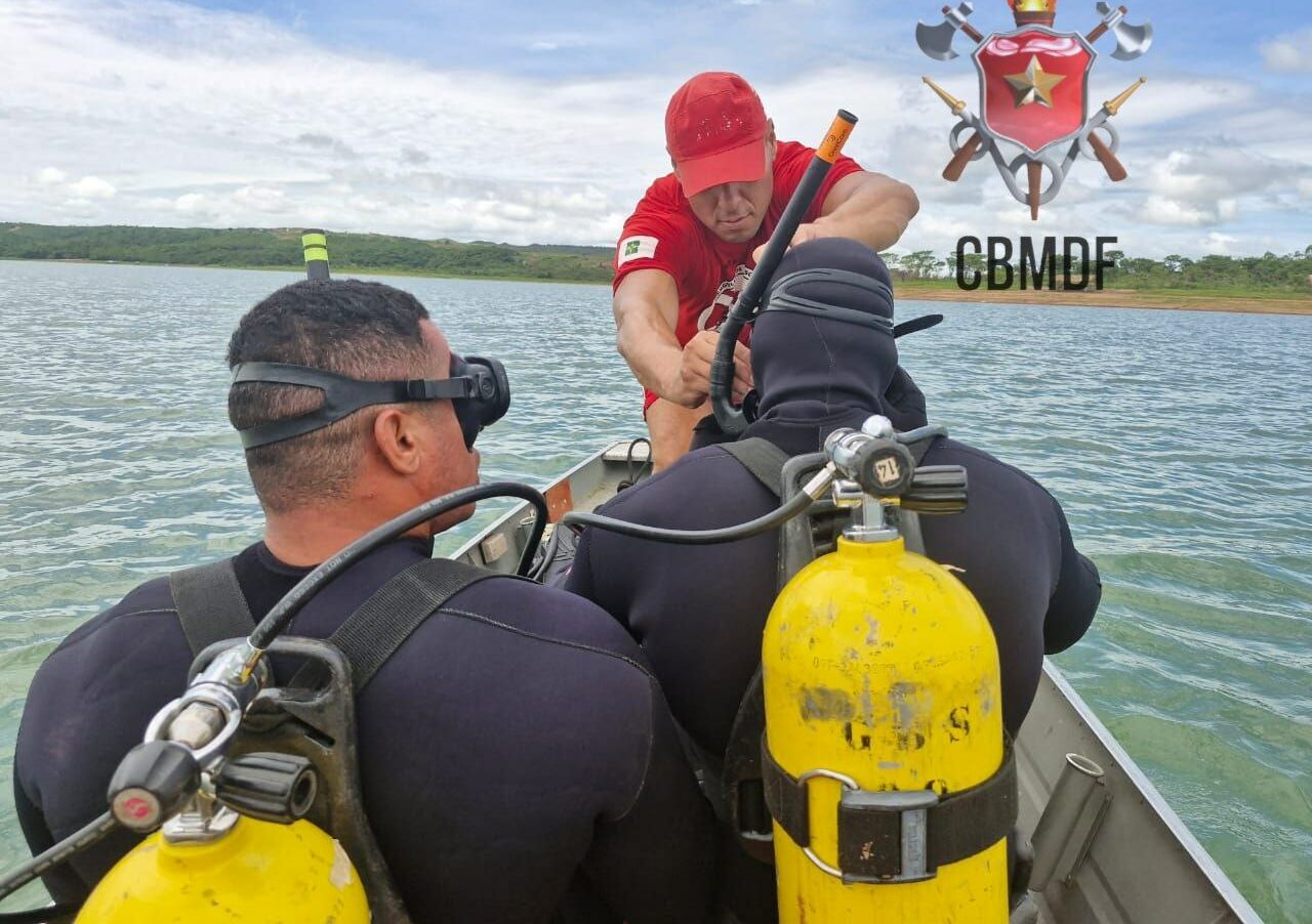 Bombeiros realizam buscas a procura de um homem que caiu no lago Corumbá