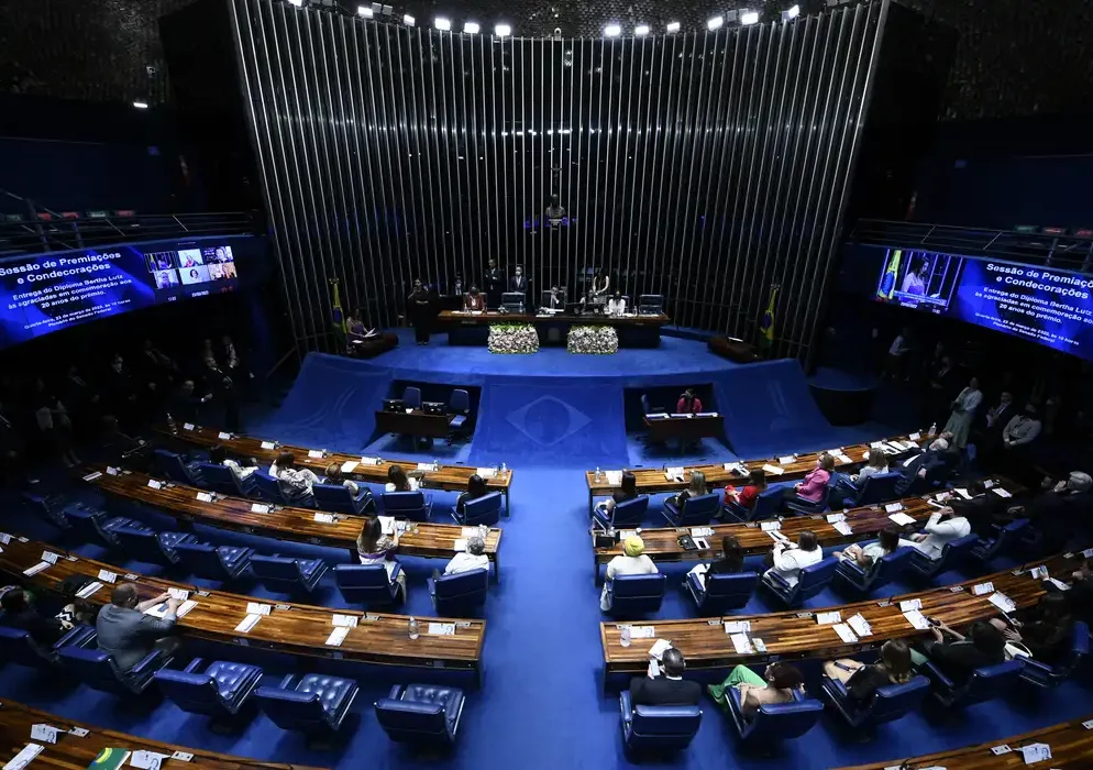 Senado analisa aumentar idade mínima e definir tempo de permanência no STF