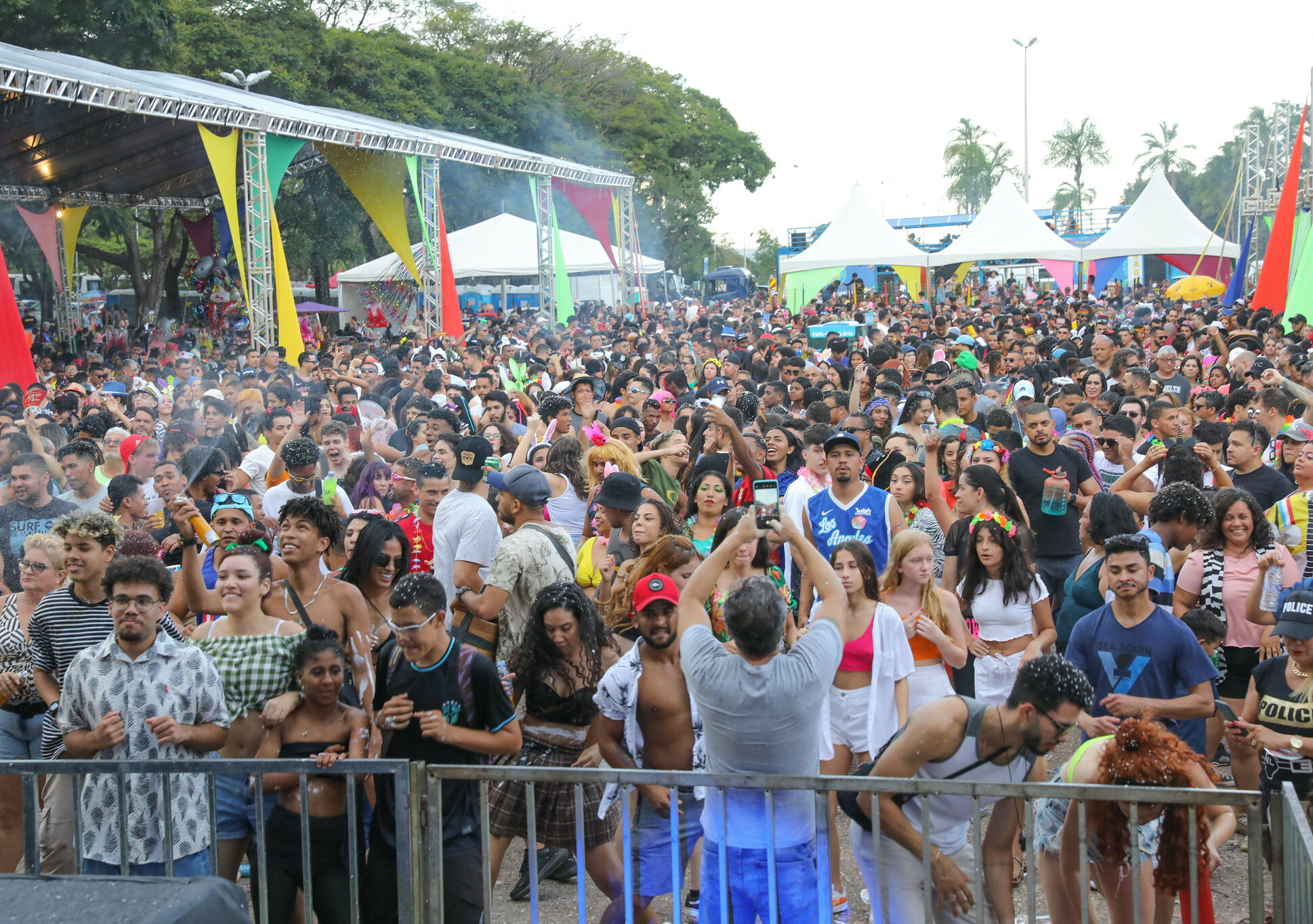 Doze blocos de rua circulam pelo DF no último dia de Carnaval
