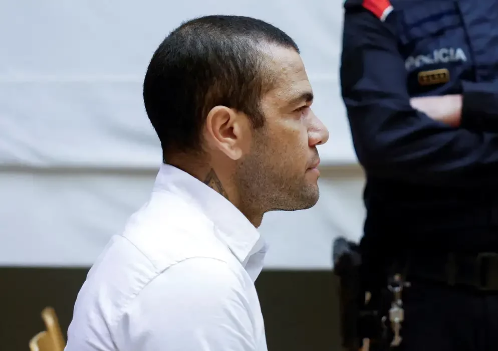 Daniel Alves é condenado a 4 anos e meio de prisão por estupro na Espanha