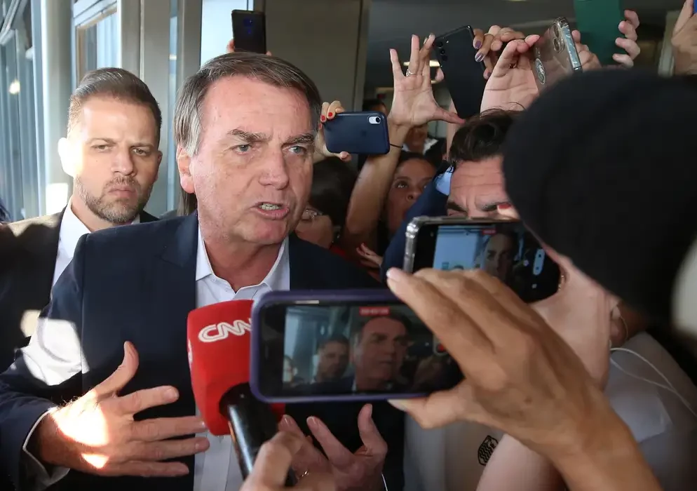 Passaporte de Bolsonaro é entregue às autoridades