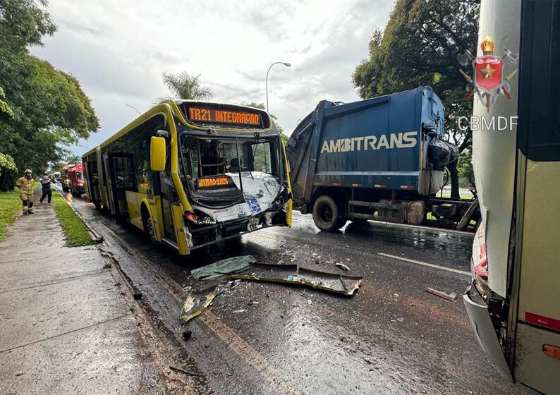 Cinco mulheres ficam feridas após engavetamento envolvendo três ônibus e um automóvel na Asa Sul