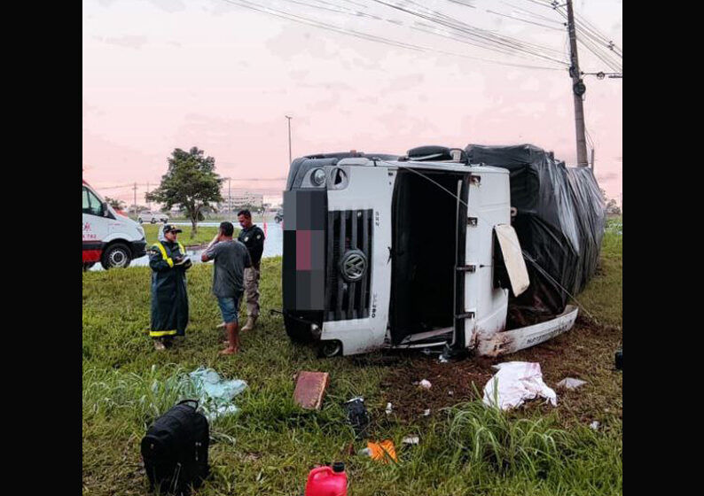 Caminhão tomba na BR-020 e o passageiro fica preso às ferragens